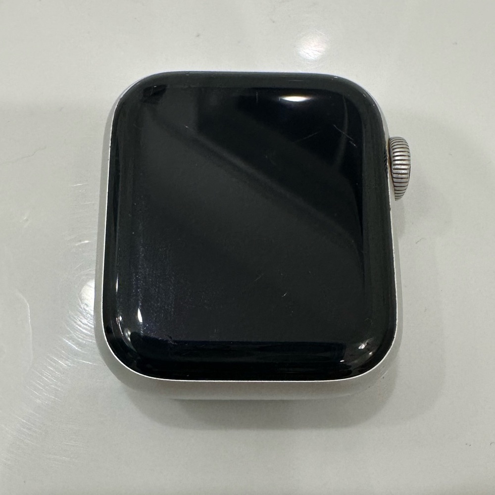 Apple Watch - Series 4 - GPS, 40 mm - Silver - $55